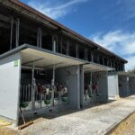 Trio kalverhok met dak